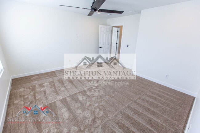 Building Photo - 484 E Cheyenne Rd