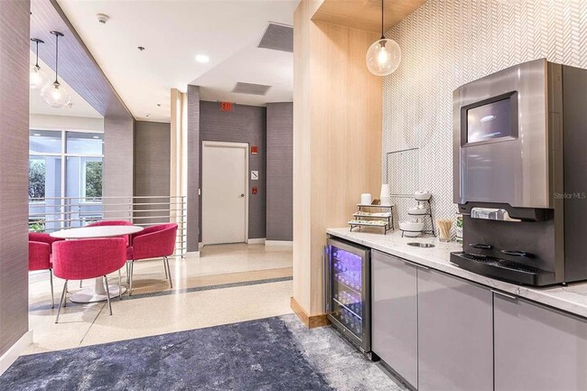 Building Photo - 415 E Pine St