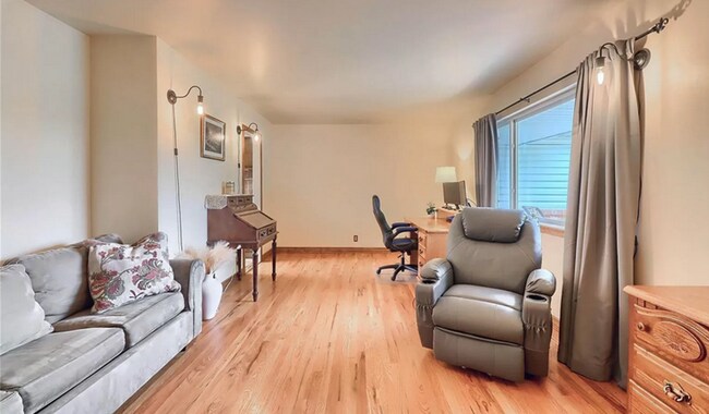 Building Photo - Huge room in a large shared home, private bathroom, great neighborhood, friendly roommates!