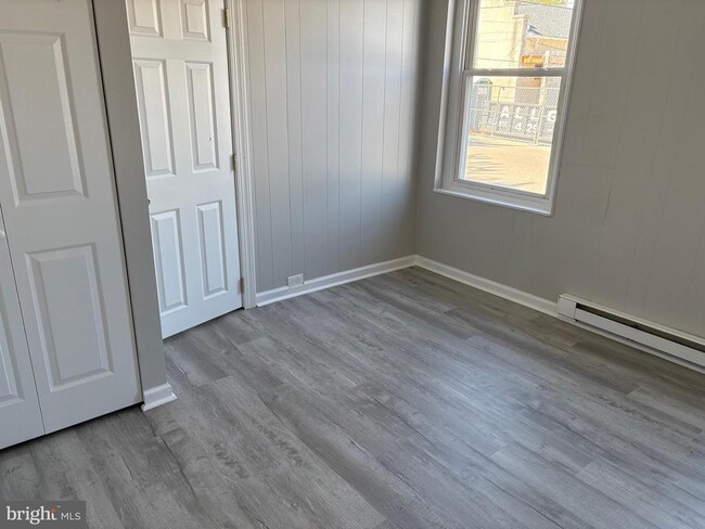 Building Photo - 167 W 7th Ave