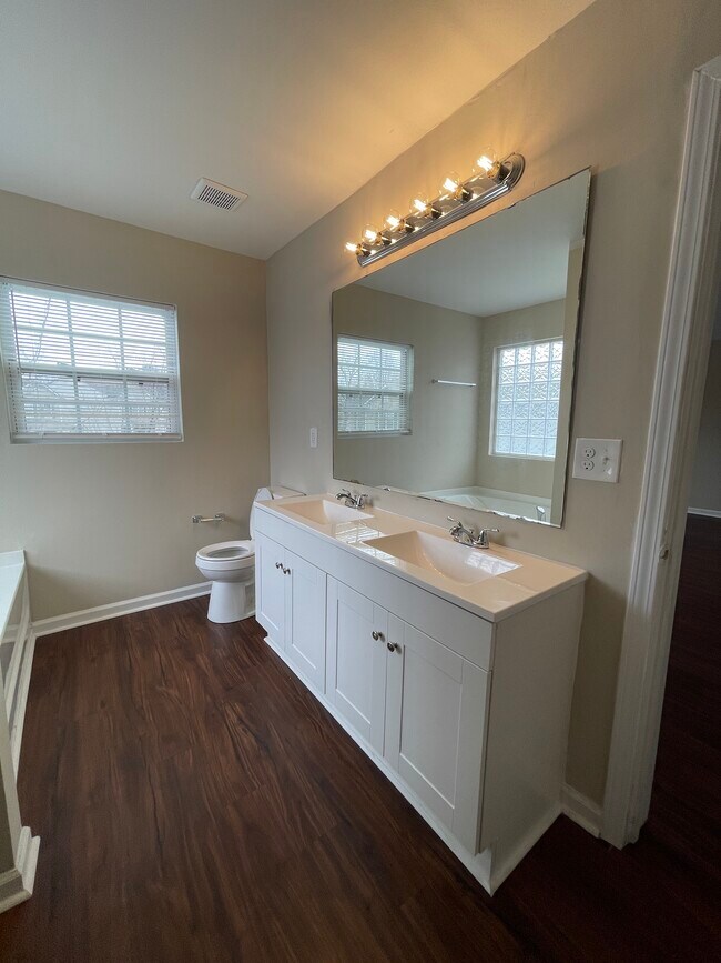 Building Photo - 4323 Leopold Pl