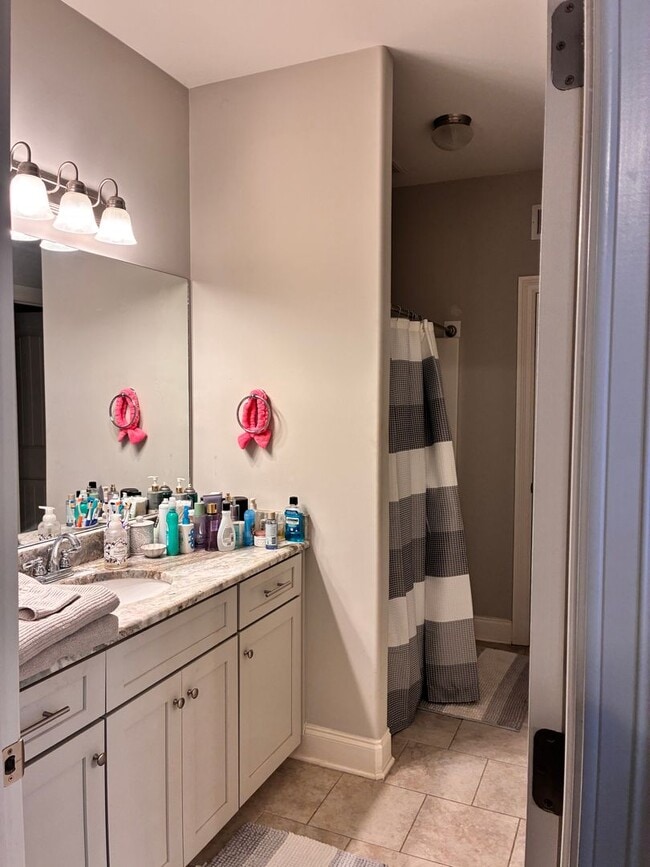 Building Photo - 4 bed 4.5 bath unit in West End neighborhood!
