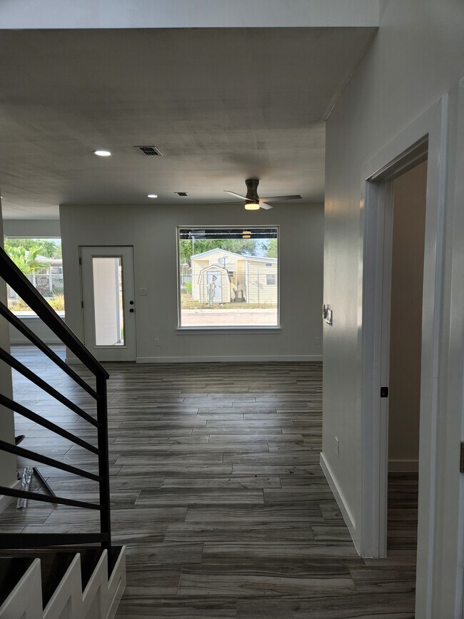 Building Photo - 702 W Seminole Ave