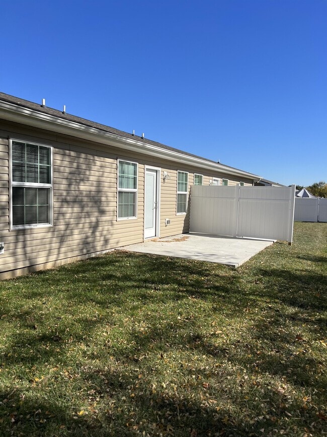 Building Photo - 800 Spring Park Rd