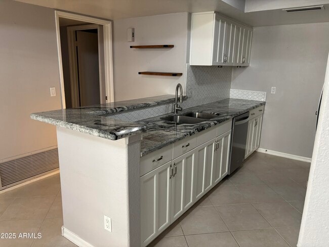 Building Photo - 1333 E Morten Ave