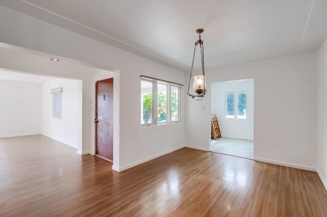 Building Photo - Charming 3 Bedroom Kensington Home