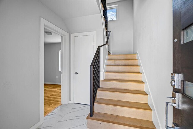 Building Photo - 5605 Sunshine Dr