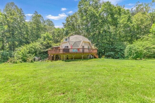 Building Photo - One-of-a-Kind 4 BR Retreat on Nearly 13 Pr...