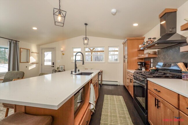 Building Photo - 7427 Twin Lakes Dr