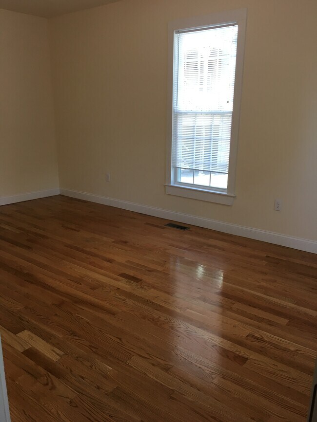 Building Photo - 423 Pawtucket St