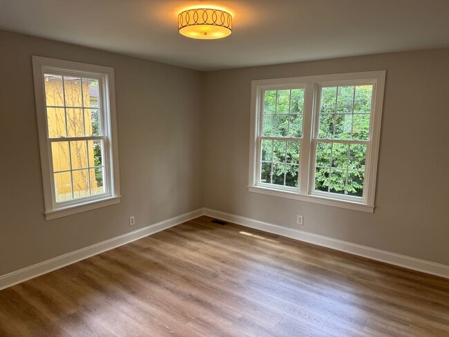 Building Photo - Historic Earlewood Bungalow