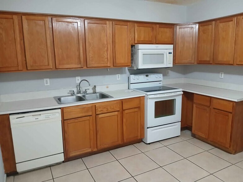 Eat-in kitchen - 9021 W Highland Pines Dr