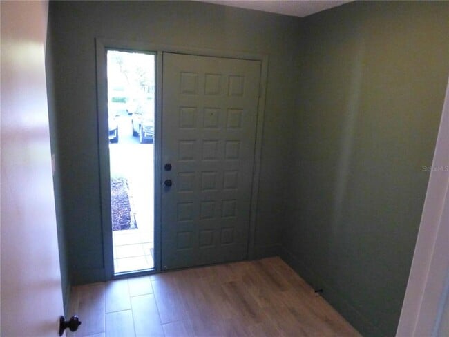Building Photo - 60 Iris Pl