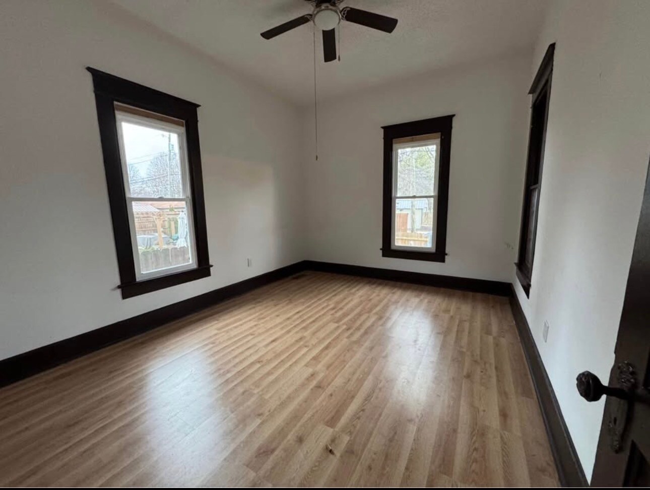 Building Photo - 100 W King St