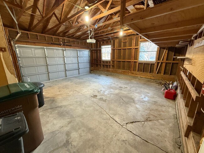 Building Photo - Welcome to this charming 3-bedroom, 2-bathroom home located in the heart of East Grand Forks, MN.