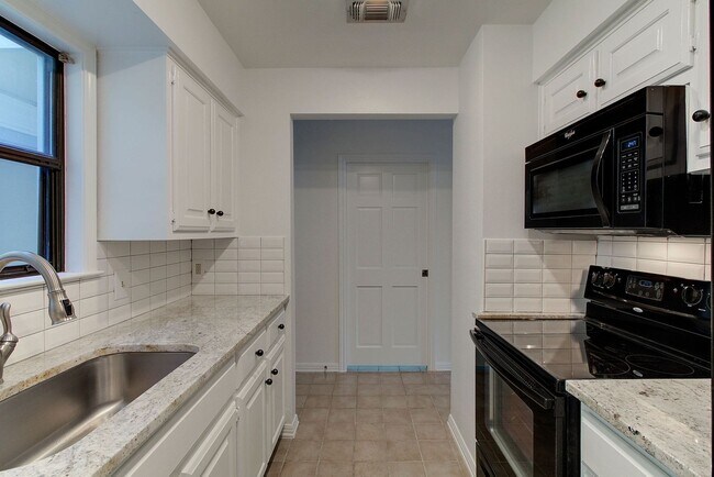 Building Photo - Foster Lane Town Homes NM