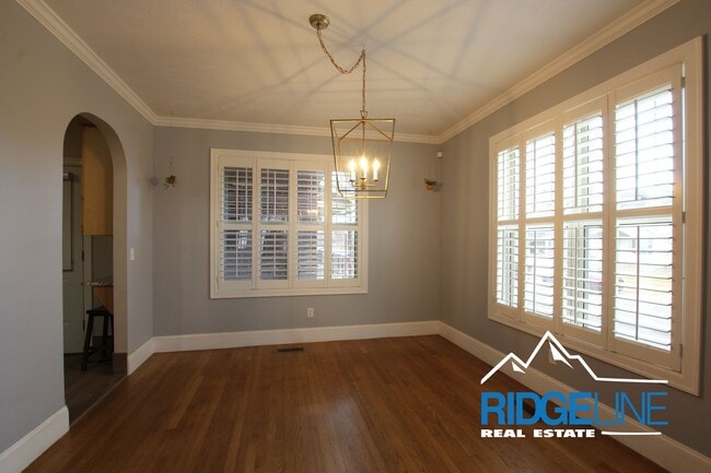 Building Photo - Large Remodeled Condo with Garage for Lease!