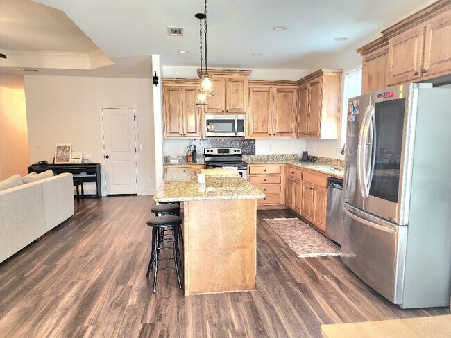 Building Photo - Discover Fine Living in this Captivating 3 Bed/2 Bath Home!