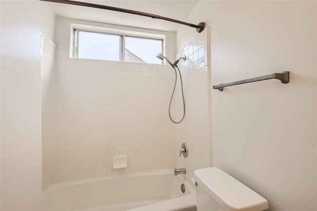 Building Photo - 3 Bedroom 2 Bath Single story Carlsbad hom...