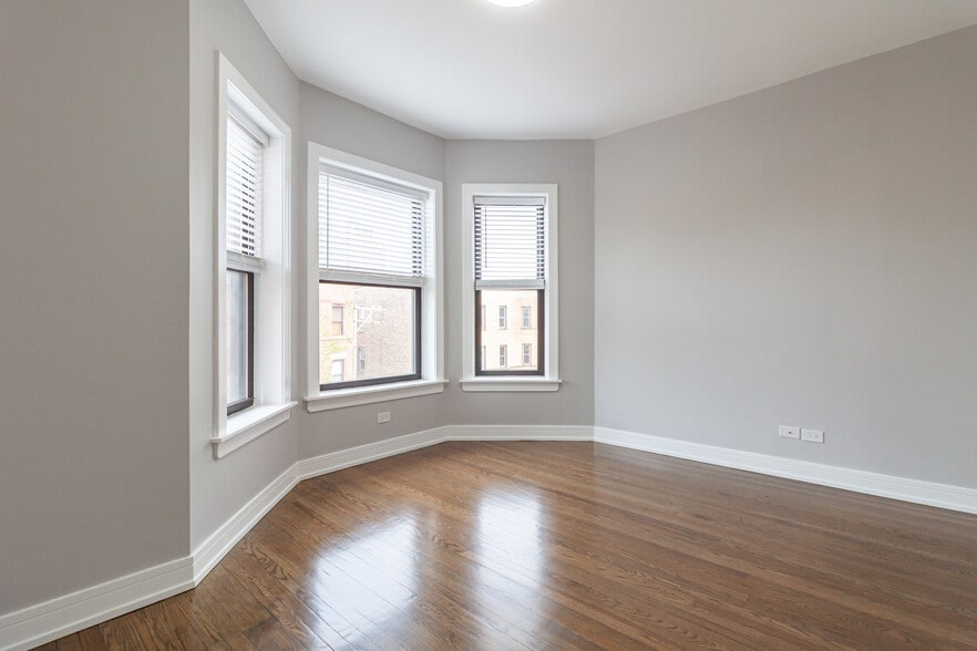 Building Photo - 3830 N Wilton Ave