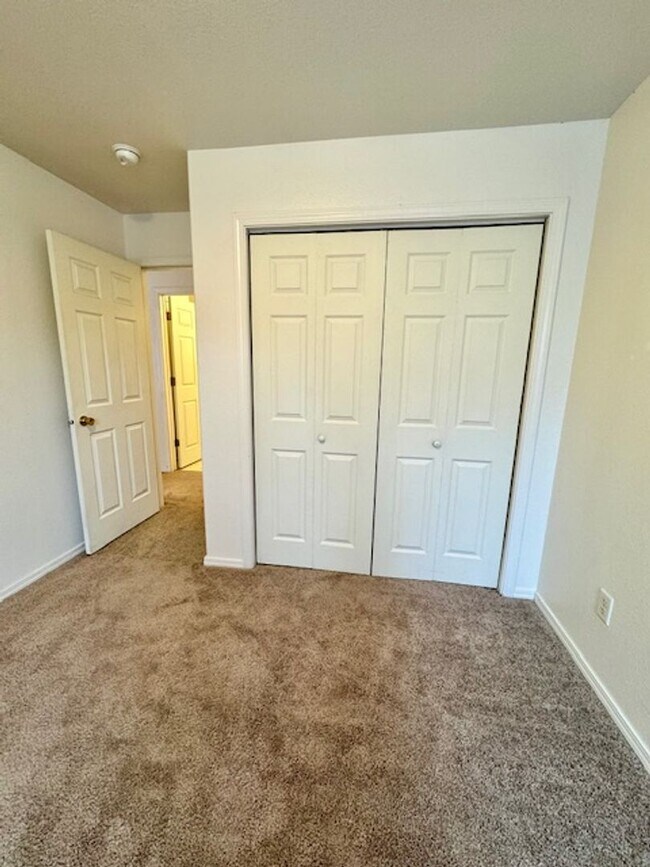 Building Photo - 3 Bedroom 2 Bath Centrally Located Condo