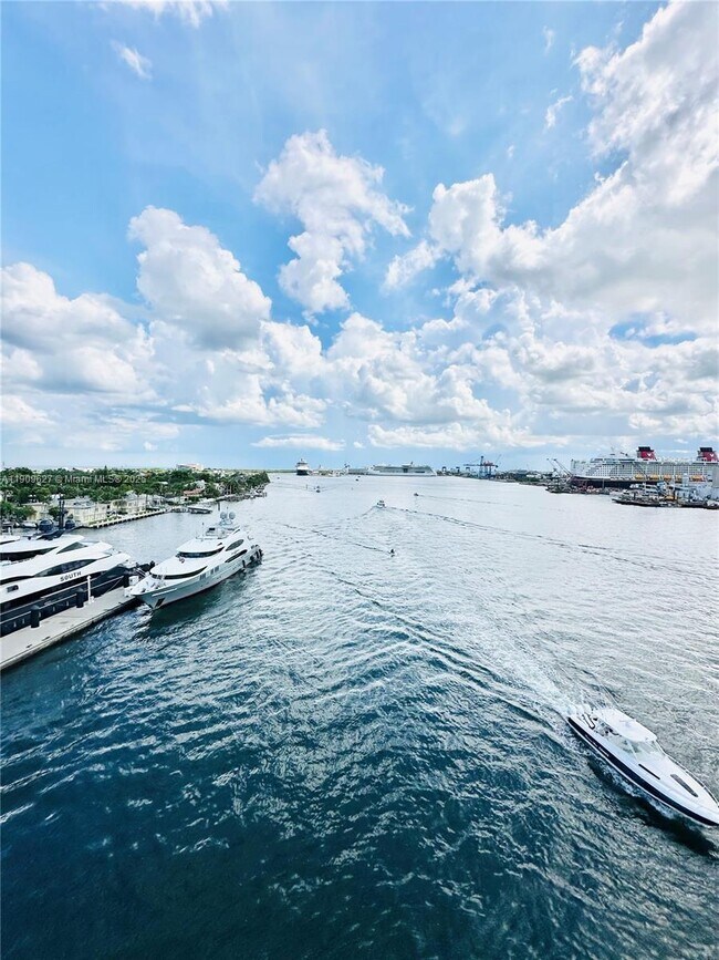 Building Photo - 2424 SE 17th St