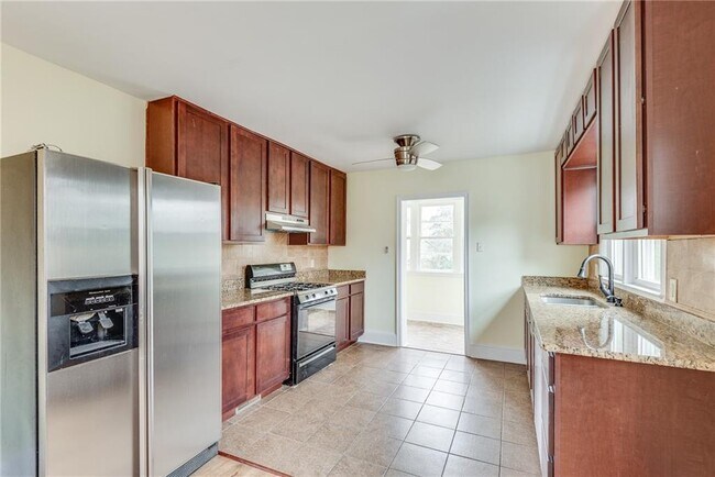 Building Photo - 1287 Eastland Rd SE