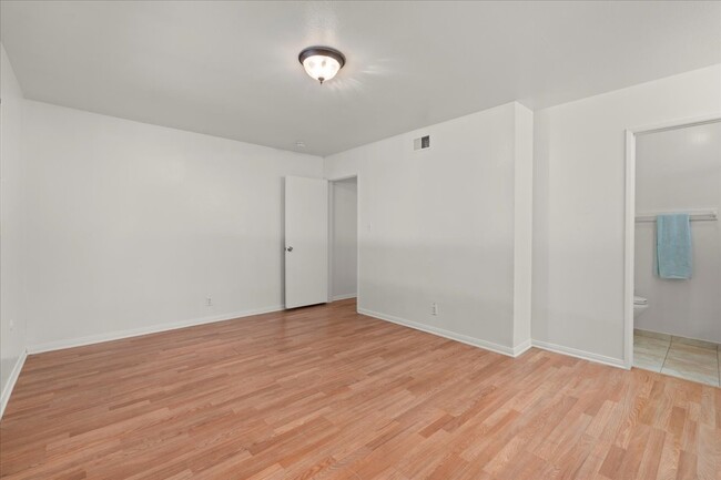 Building Photo - 205 E Javelin St