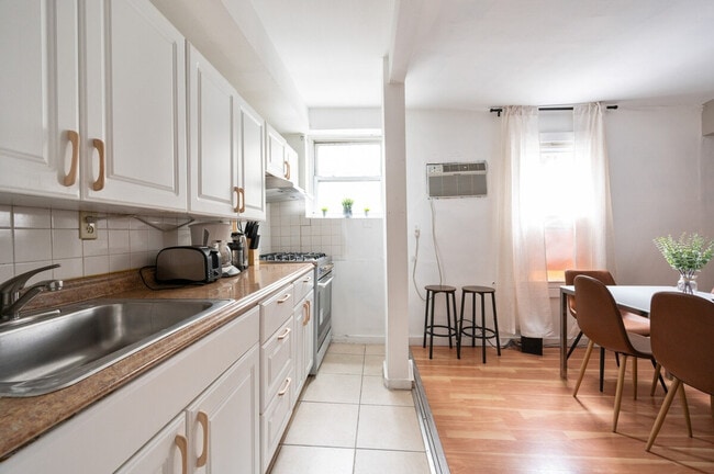 Building Photo - 309 W 28th St