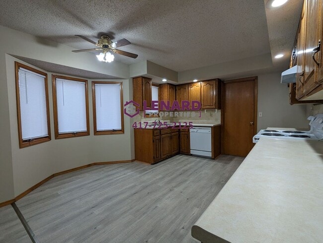 Building Photo - 3 Bedroom Home Ready for Move In!