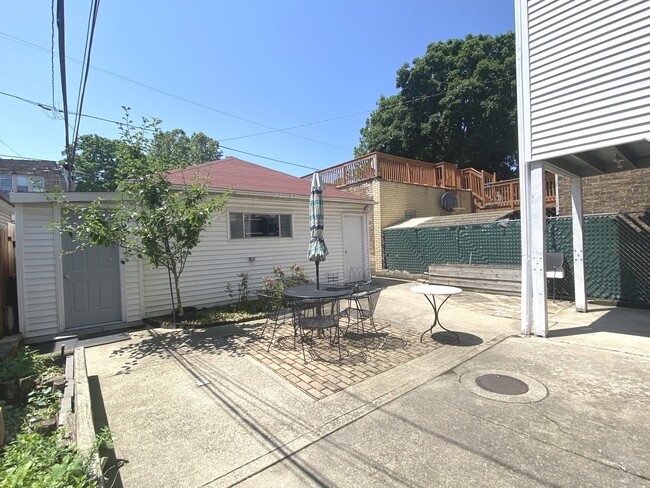 Building Photo - 5434 N Spaulding Ave