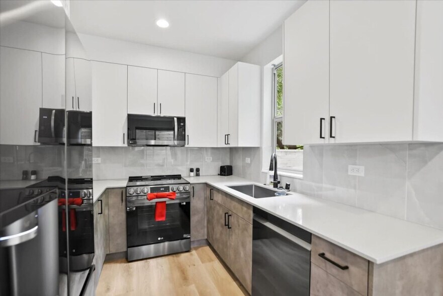 Building Photo - 823 NE 70th St