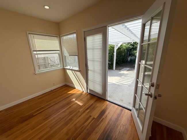 Building Photo - 431 N Catalina St