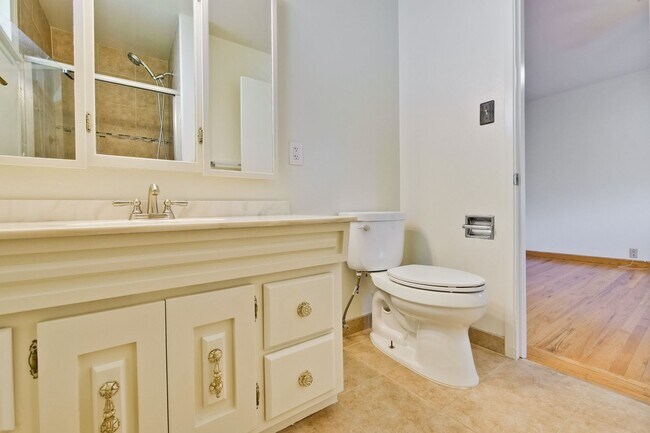Building Photo - Hardwood Floors- Top Moreland SCH- SM Dogs Welcome- Close to Apple