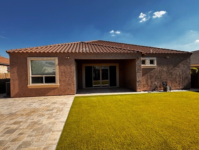 Building Photo - 4 Bedroom + den energy efficient Hamilton High