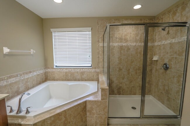 Building Photo - Gorgeous 5-bedroom, 4-bathroom, 3-car gara...