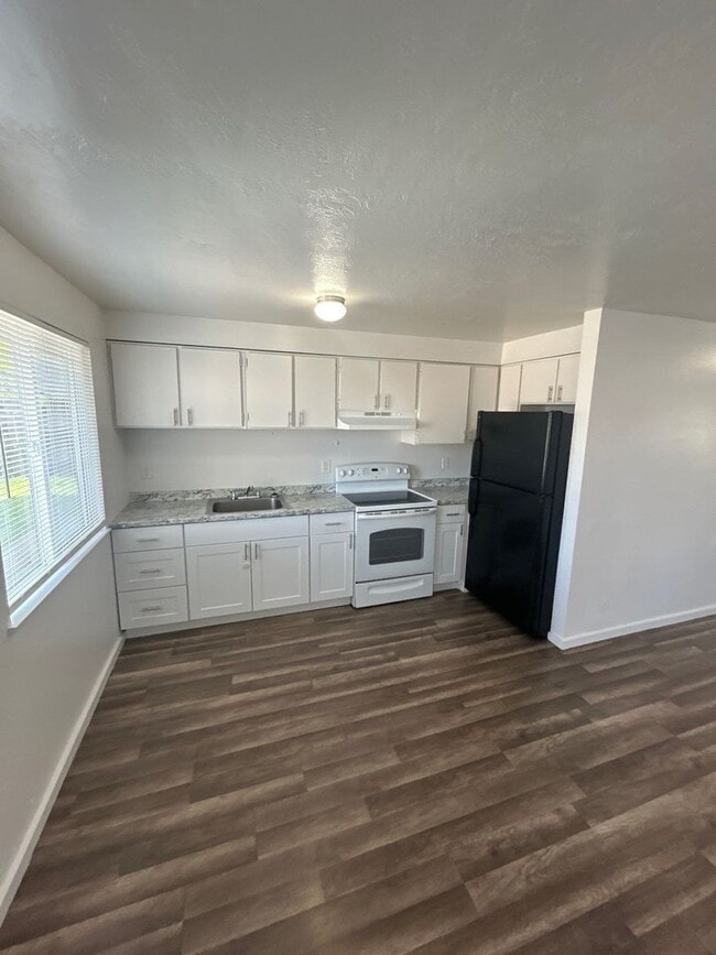 Building Photo - 576 Hill St SE