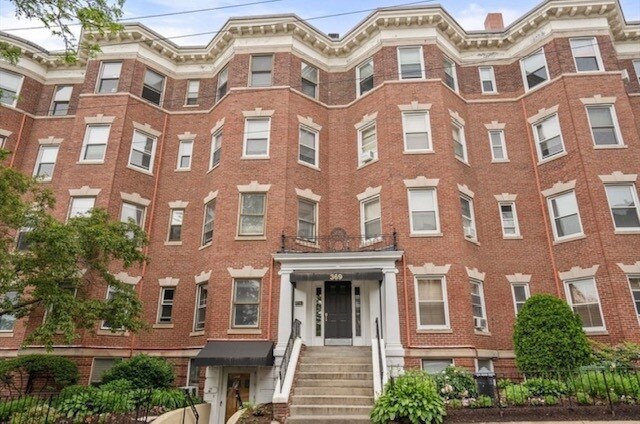 Building Photo - 369 Tappan St