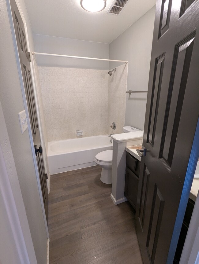 Building Photo - 1525 Hull St