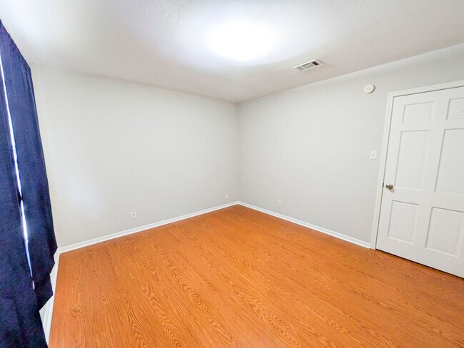 Building Photo - 6510 Daisy Dr