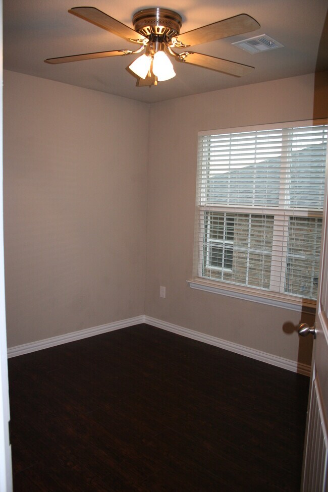 Building Photo - 307 Sage Ct