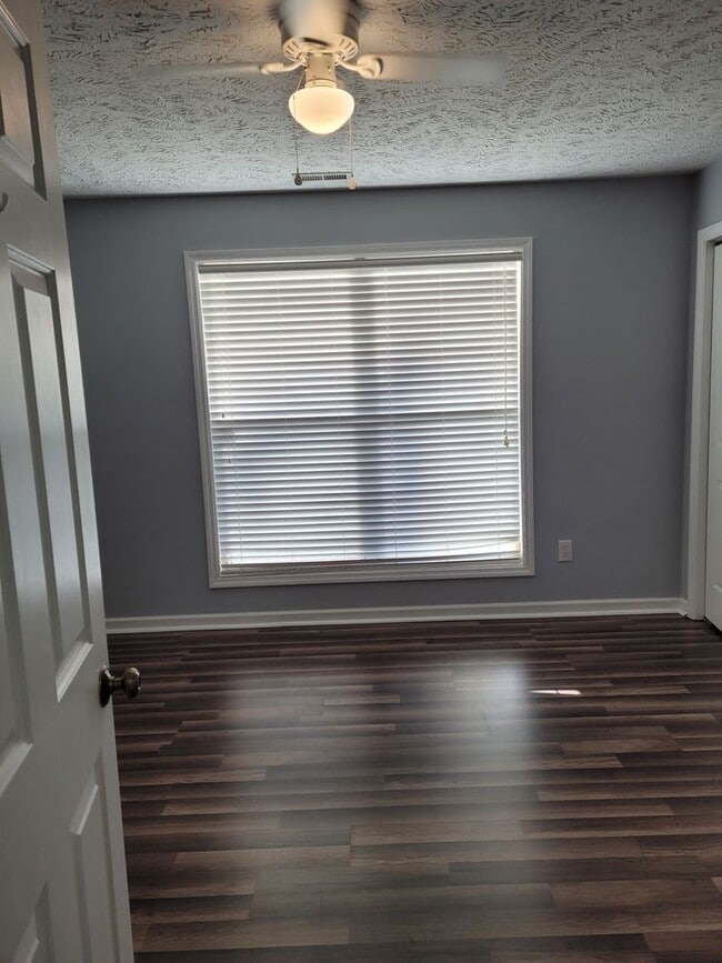 Building Photo - Recently Updated Condo for Home