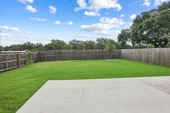 Building Photo - 4 Bedroom/3 bath home Southglen Subdivision