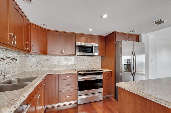 Building Photo - 5415 Collins Ave