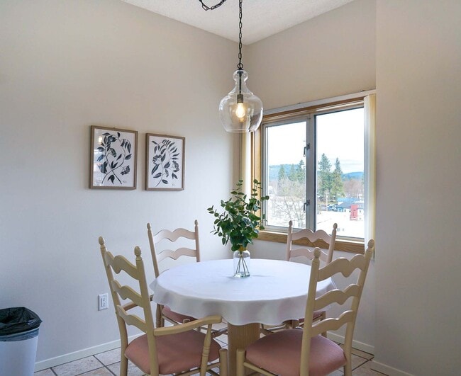 Building Photo - CDA NORTH CONDO - JUST LISTED ONE BEDROOM CONDO!