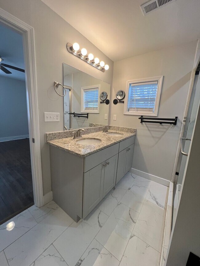 Building Photo - Renovated Brick Ranch in NW Charlotte