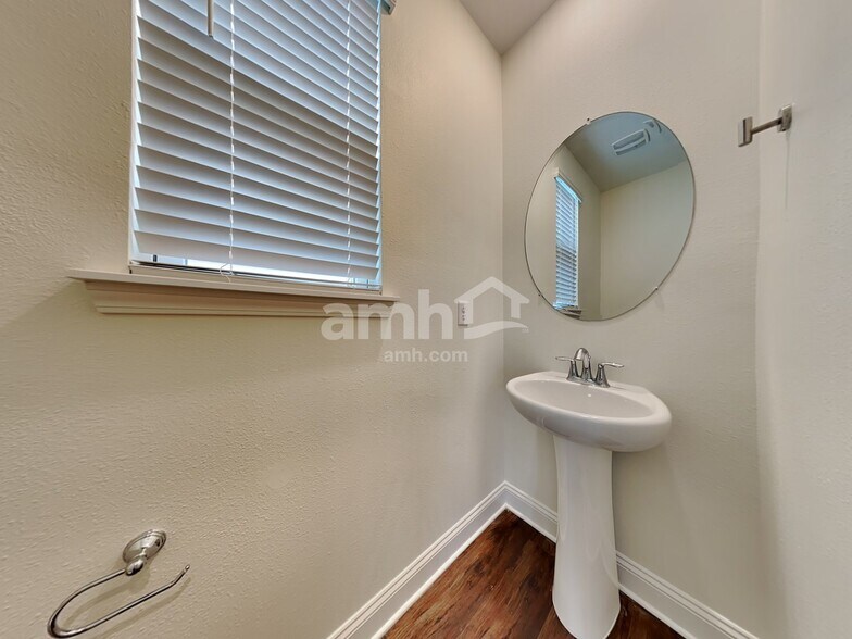 Building Photo - 518 Onate Cir