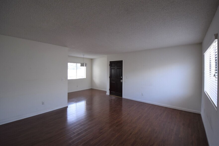 Building Photo - 12338 Oxnard St