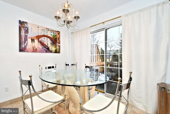 Building Photo - 518 Country Club Dr