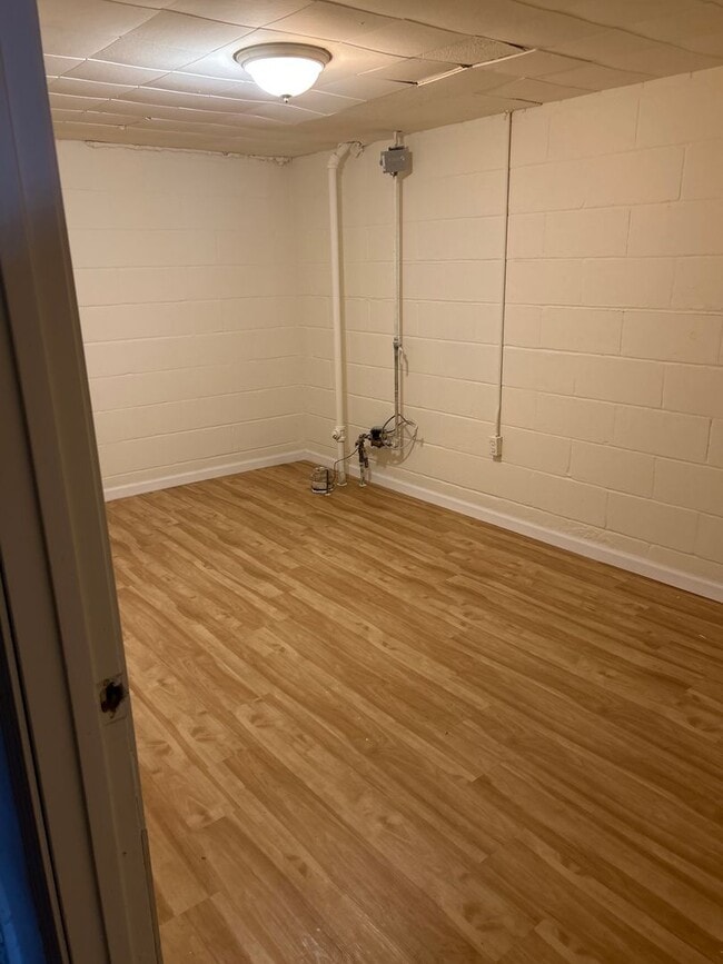 Building Photo - Beautiful 4 Bedroom 1 Bathroom in North Mi...
